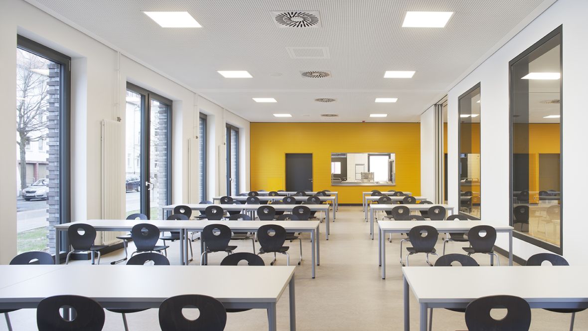 Grundschule Fichteschule Hannover Klassenzimmer mit gelber Wand - Forbo Marmoleum Real